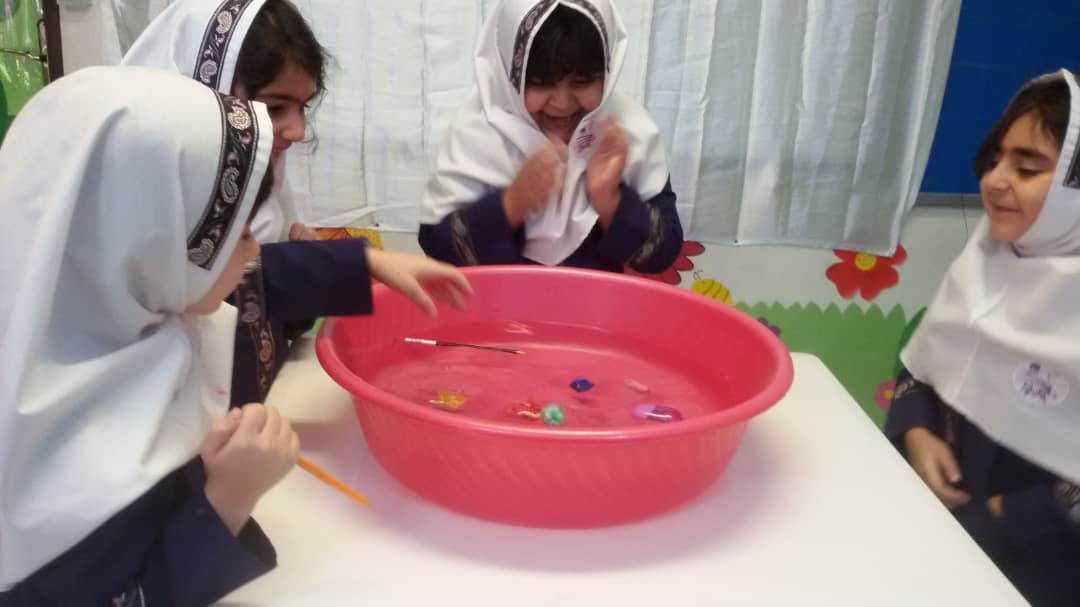 آزمایش علوم با موضوع روی آب زیر آب در کلاس اول